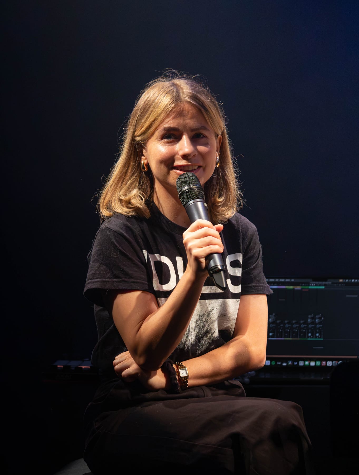 Yana Couto vertelt tussen de nummers door