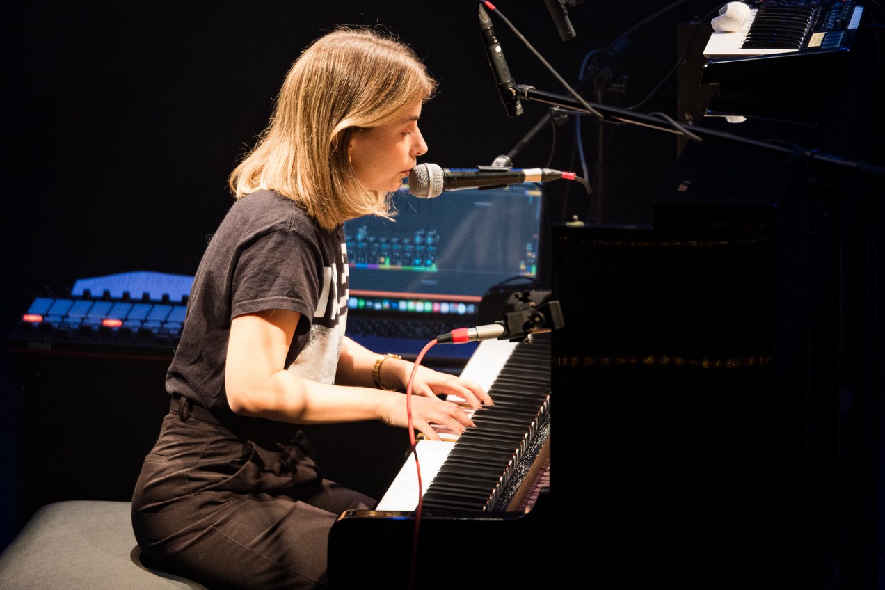 Yana Couto zingt aan de piano