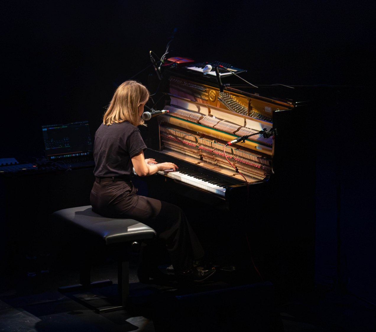 Yana Couto aan de piano